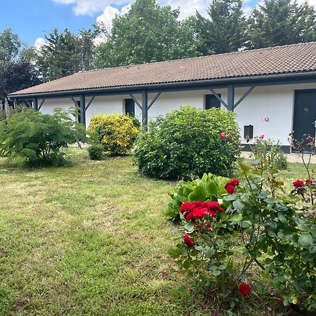 Cit'Hotel Les Eleis Saint-Martin-de-Fraigneau Buitenkant foto