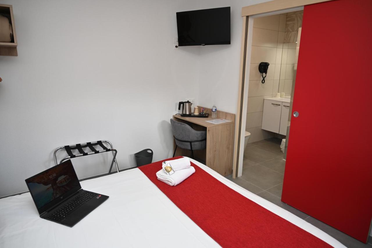Cit'Hotel Les Eleis Saint-Martin-de-Fraigneau Buitenkant foto
