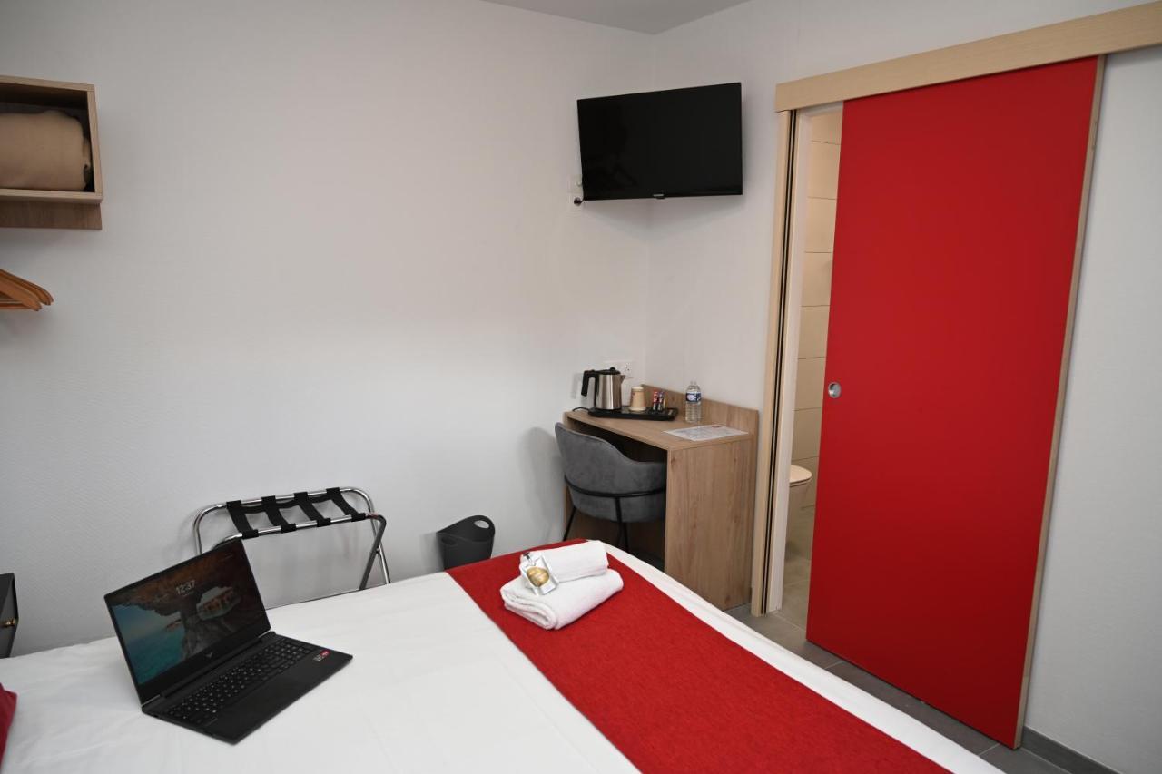 Cit'Hotel Les Eleis Saint-Martin-de-Fraigneau Buitenkant foto