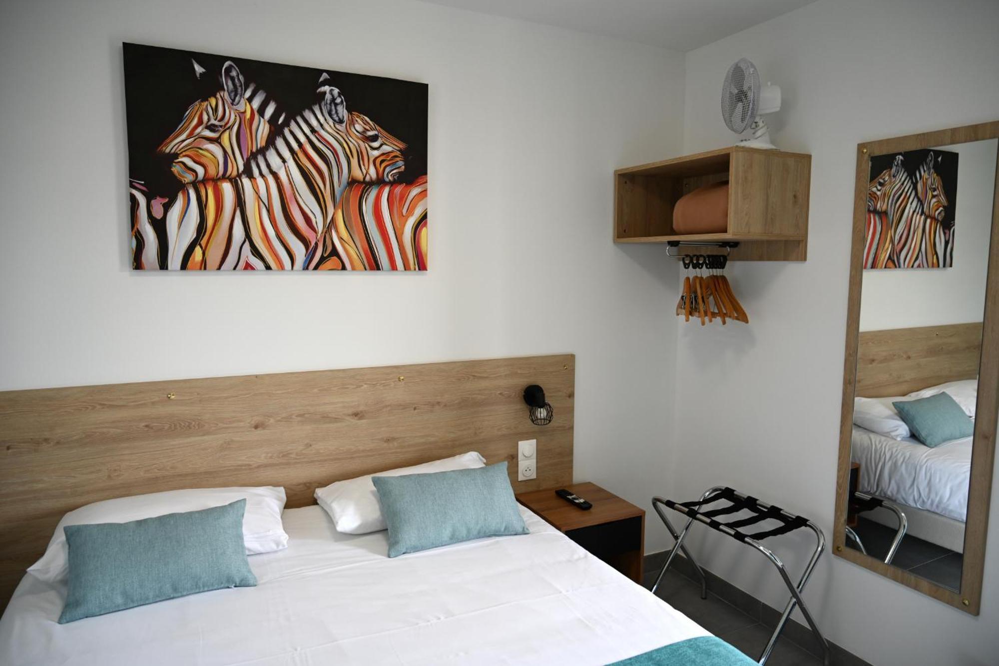 Cit'Hotel Les Eleis Saint-Martin-de-Fraigneau Buitenkant foto