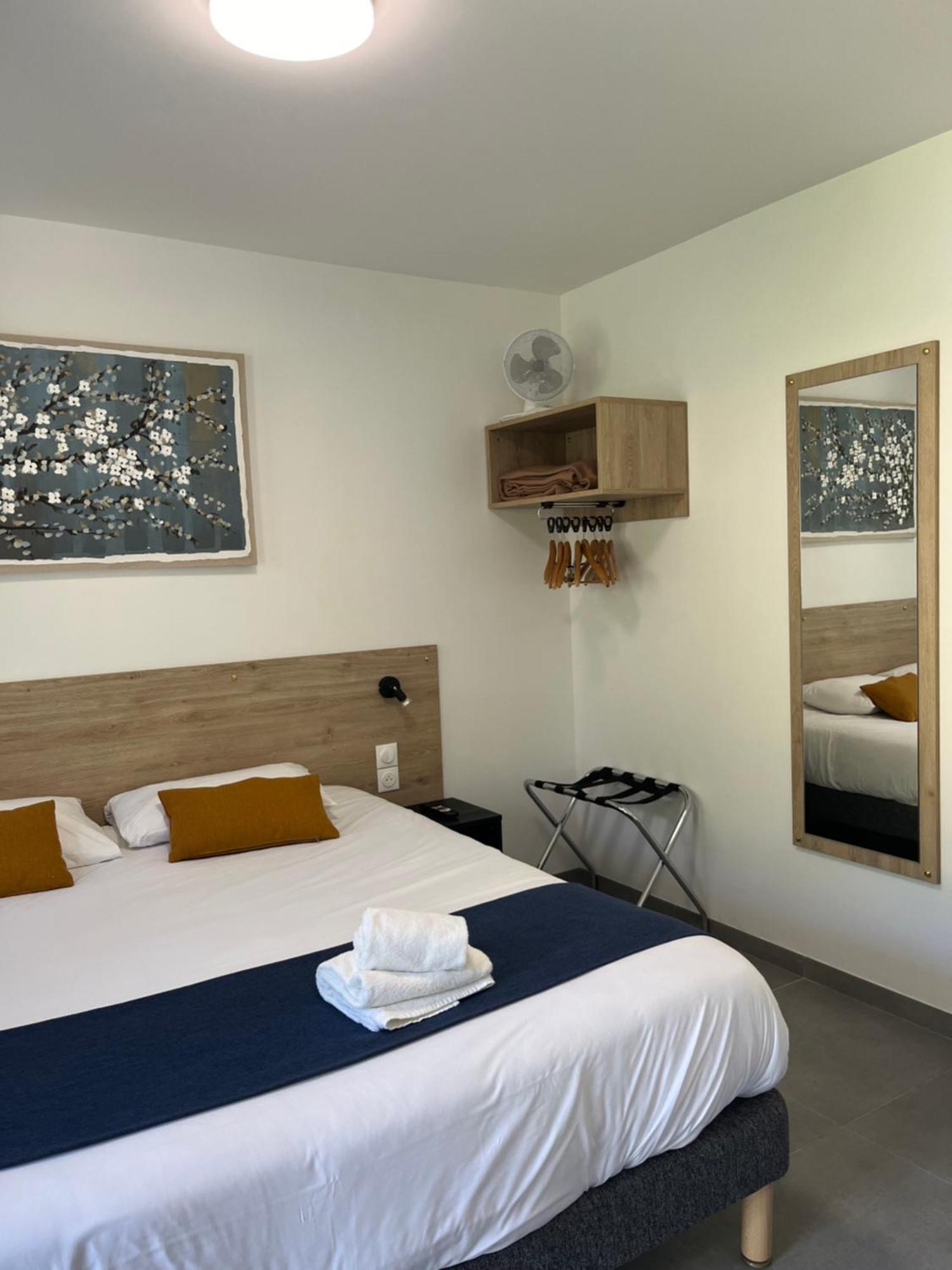 Cit'Hotel Les Eleis Saint-Martin-de-Fraigneau Buitenkant foto