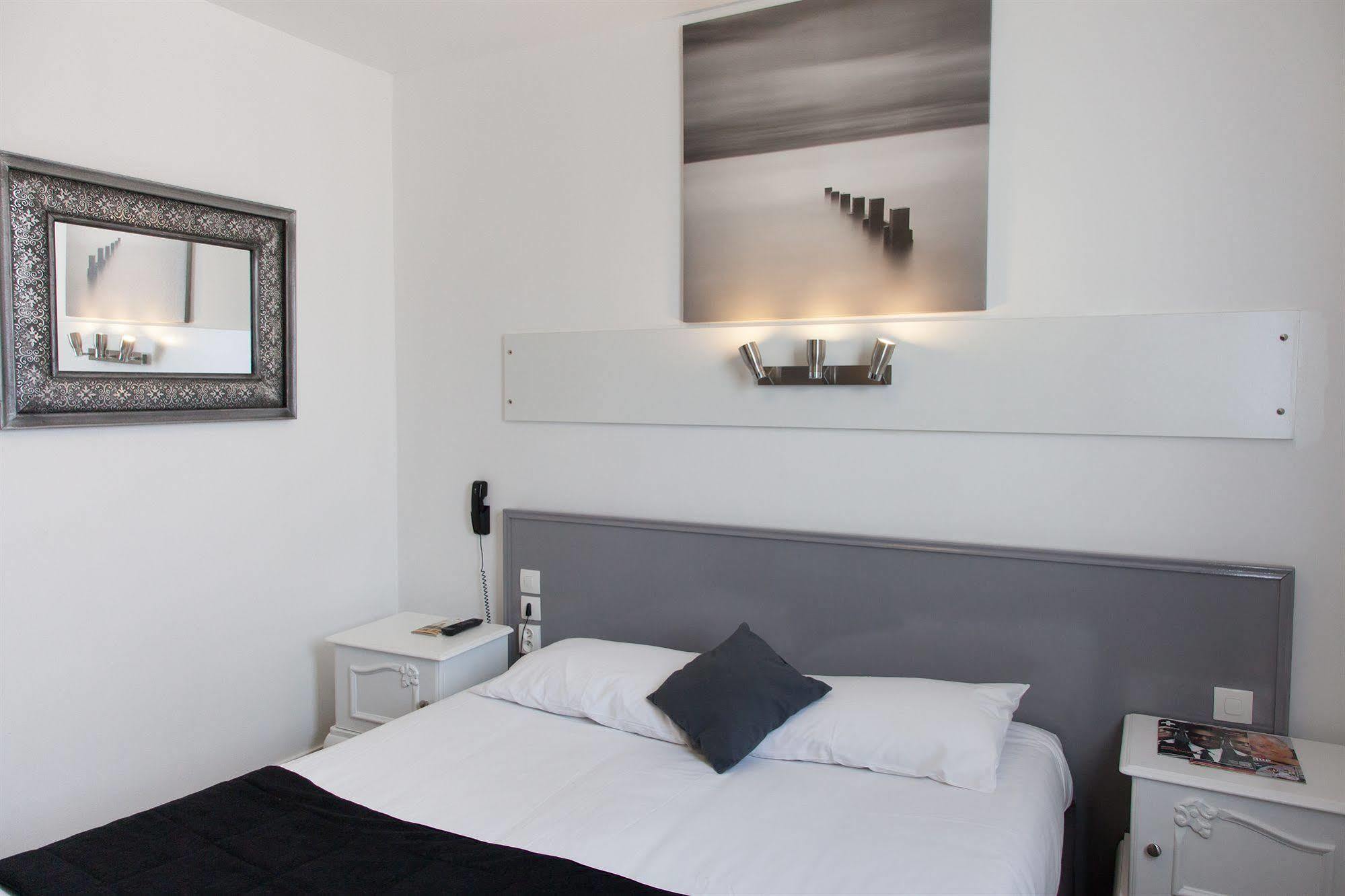Cit'Hotel Les Eleis Saint-Martin-de-Fraigneau Buitenkant foto